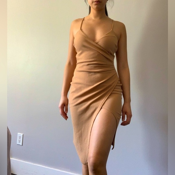 👗 Pretty Little Thing Tan Slip V-Neck Midi Dress - Women’s Size  Medium👗 - Picture 1 of 9